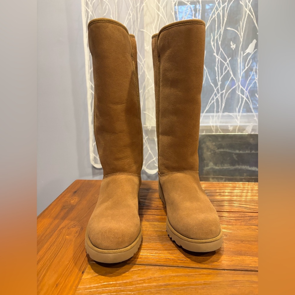 UGG Tall classic boots size 6.5 chestnut color in great conditions